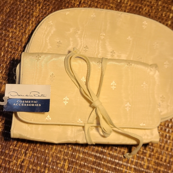 2 piece Oscar de la Renta cosmetic bags - Picture 2 of 9